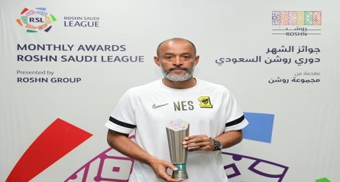 سانتو يتسلم جائزة أفضل مدرب بالدوري السعودي لشهر أغسطس